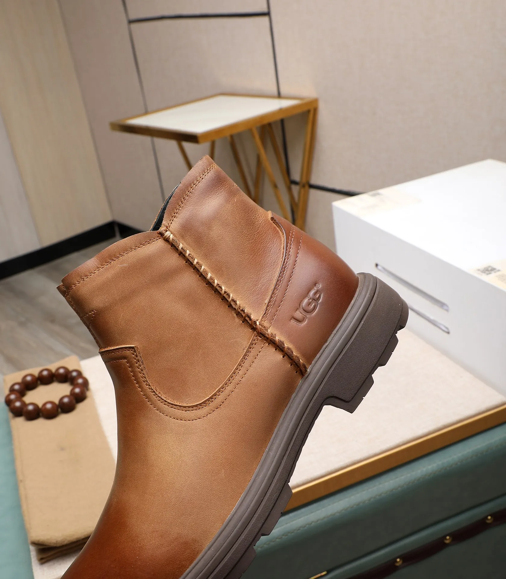 Men's men's shoes💰640 UGG (100% genuine wool lining, 10% off for fake ones) Please pay attention to the quality of the original order and compare the thickness of the wool🏮🏮Hot-selling UGG from Australia's warm luxury brand men's shoes, the official website is synchronized, Beckham men's style..., made of imported top-layer waxed cowhide, waxed toe cap, Australian real wool velvet lining Carefully sewn...Imported rubber Martin boots outsole (comfortable, soft and wear-resistant). I really like the quality..Exquisite workmanship. You can't put it down at first sight. Size 39-44